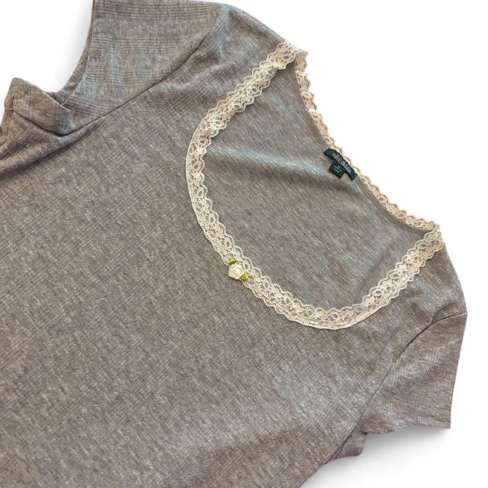 Wild Fable Gray Lace Trim Rose Detail Baby Tee Womens XL Gray White Ribbed Top